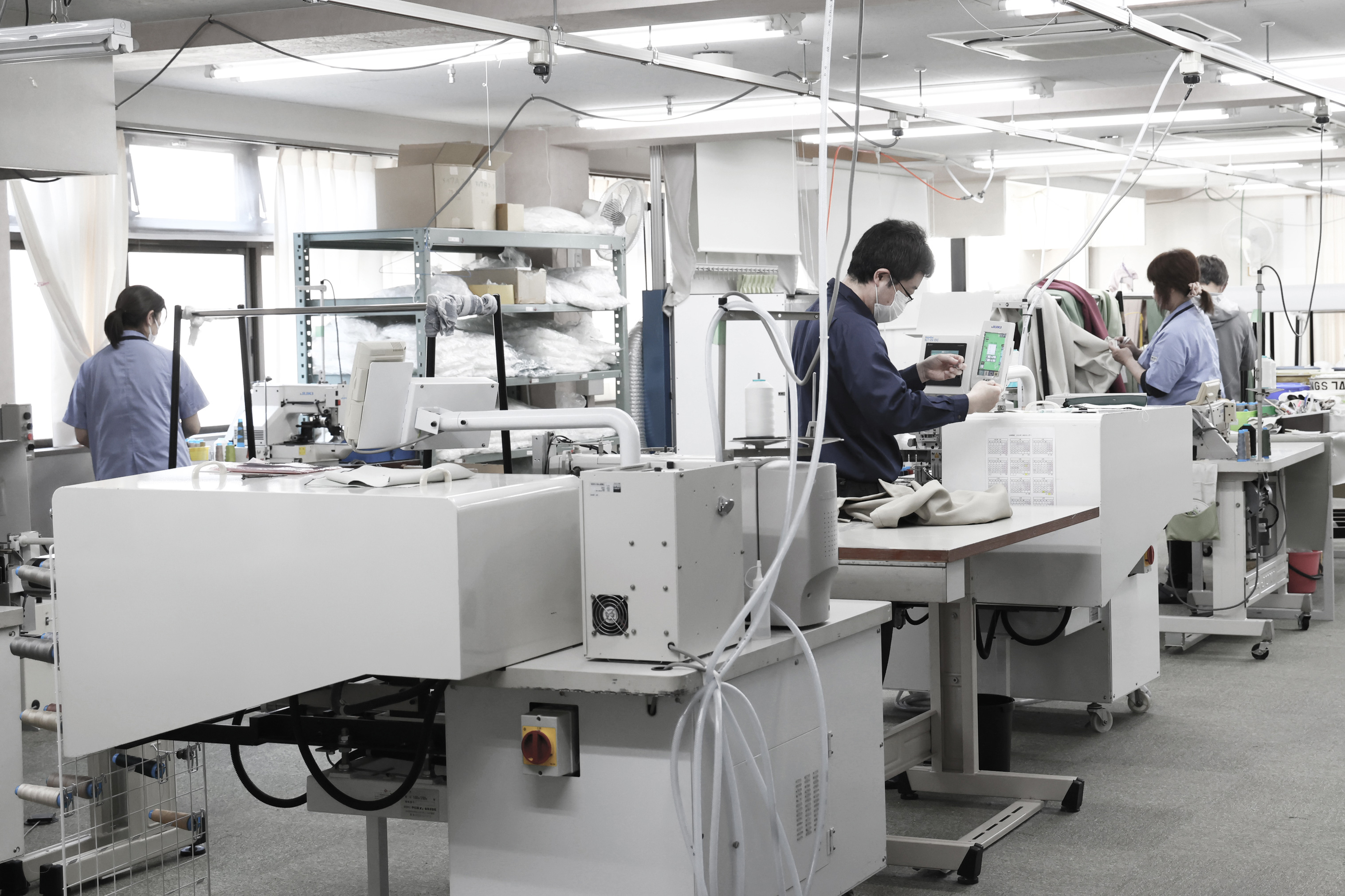 国内縫製工場で一つひとつ丁寧に仕立てる様子